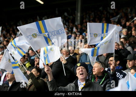 Les fans de Leeds United fêtent lors du match de championnat Sky Bet à Elland Road, Leeds. Banque D'Images