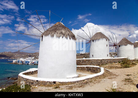 Un windmuehlen der kueste, dahinter klein venedig, moulins à vent à l'autre, derrière la petite Venise, à Mykonos Town, l'île de Mykonos, Cyclades, Mer Égée, Grèce Banque D'Images