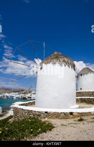 Un windmuehlen der kueste, dahinter klein venedig, moulins à vent à l'autre, derrière la petite Venise, à Mykonos Town, l'île de Mykonos, Cyclades, Mer Égée, Grèce Banque D'Images