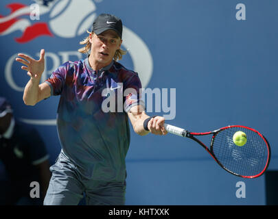 Joueur de tennis canadien denis chapovalov joue forehand, tourné pendant masculin match à l'US Open Tennis Championship 2017, new york city, new york st Banque D'Images