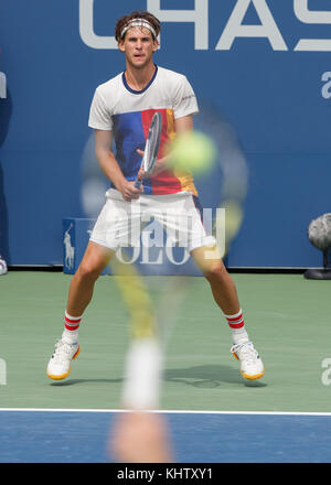 Joueur de tennis autrichien dominic thiem (AUT) d'attente pour servir à l'US Open Tennis Championship 2017, new york city, New York State, United States. Banque D'Images