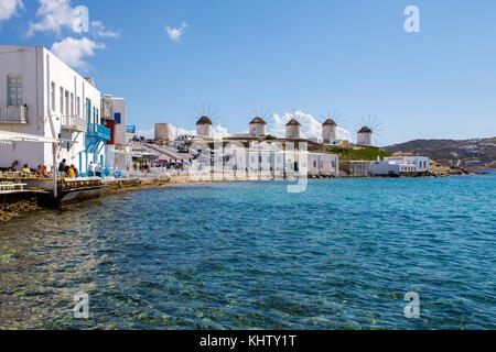 Vue depuis la petite Venise sur les célèbres moulins à vent de Mykonos-ville, l'île de Mykonos, Cyclades, Mer Égée, Grèce Banque D'Images