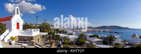 Vue panoramique à partir d'une petite chapelle sur Mykonos-ville, Banque D'Images