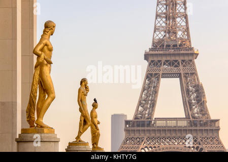 Des statues en bronze doré sur la place du Trocadéro, de la tour Eiffel en arrière-plan, paris france Banque D'Images