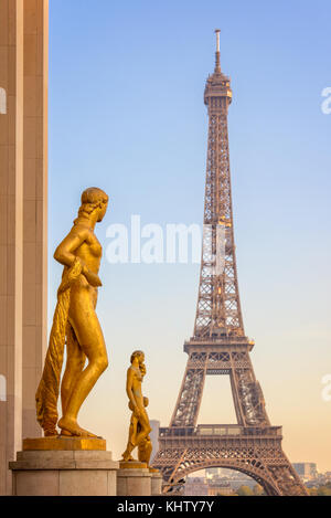 Des statues en bronze doré sur la place du Trocadéro, de la tour Eiffel en arrière-plan, paris france Banque D'Images