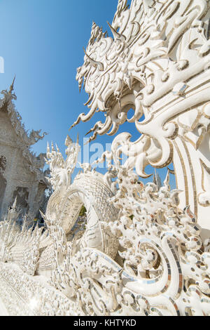 Wat Rong Khun (temple blanc) dans la province de Chiang Rai, dans le Nord de la Thaïlande Banque D'Images