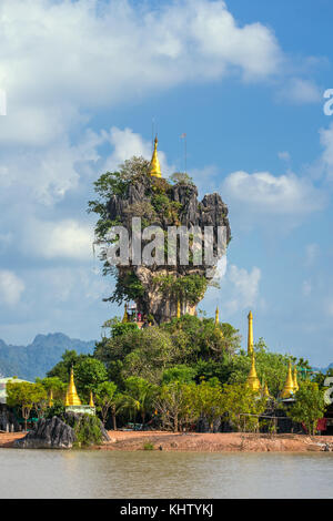 Belle Pagode Kyauk Kalap bouddhiste à Hpa-An, Myanmar. Banque D'Images