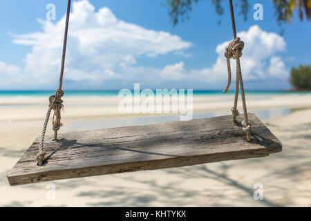 Balançoire en bois suspendu à la plage sur l'île de Koh Kood en Thaïlande. Banque D'Images