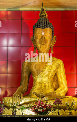 Mawlamyine, Myanmar - 17 octobre 2016 : statue de Bouddha en bambou Taung Pauk Kyaung monastère à Mawlamyine, Birmanie. Banque D'Images