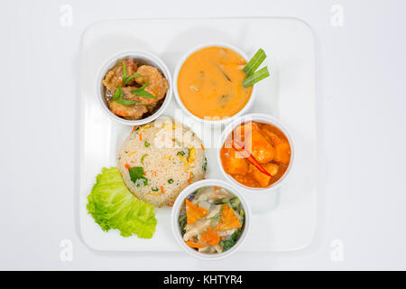 Prendre le poulet, ail poivre, crevettes, légumes et riz frit plat de soupe thaï. Banque D'Images