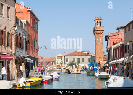 Vue vers le haut Rio dei Vetrai vers Campo San Stefano et le clocher, Murano, Venise, Italie Banque D'Images