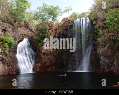La natation de personnes dans un trou d'eau dans la région de Litchfield National Park, Territoire du Nord, Australie Banque D'Images