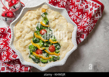 Cocotte végétarien avec gratin de brocoli, chou-fleur, tomate et du poivre pour Noël Banque D'Images