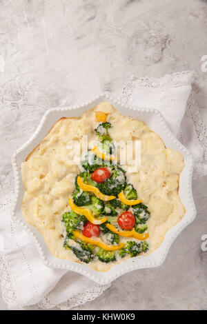 Cocotte végétarien avec gratin de brocoli, chou-fleur, tomate et du poivre pour Noël Banque D'Images