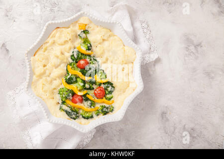 Cocotte végétarien avec gratin de brocoli, chou-fleur, tomate et du poivre pour Noël Banque D'Images