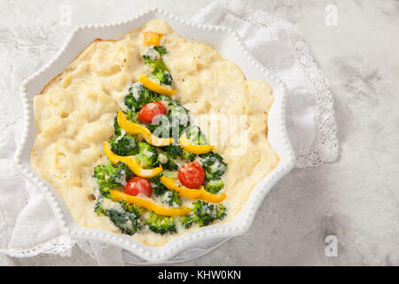 Cocotte végétarien avec gratin de brocoli, chou-fleur, tomate et du poivre pour Noël Banque D'Images