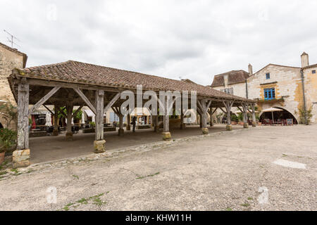 Monpazier place principale avec l'ancienne place du marché couvert, département, nouvelle-aquitaine, France. Banque D'Images