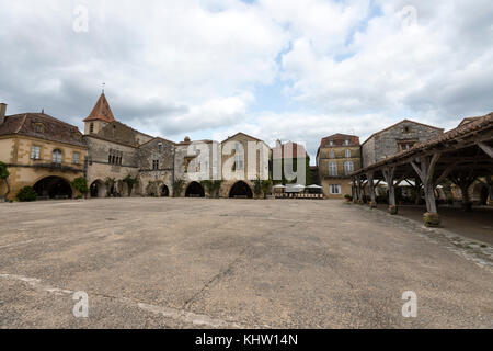 Monpazier place principale avec l'ancienne place du marché couvert, département, nouvelle-aquitaine, France. Banque D'Images