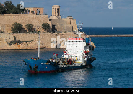 Le navire de ravitaillement Salina Bay port entrant à Malte. L'avitaillement des navires de ravitaillement () est une activité économique importante dans la région de Malte. Banque D'Images