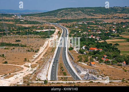 L'autoroute dalmatina grâce à la Dalmatie, la Croatie, la montagne de kozjak Banque D'Images