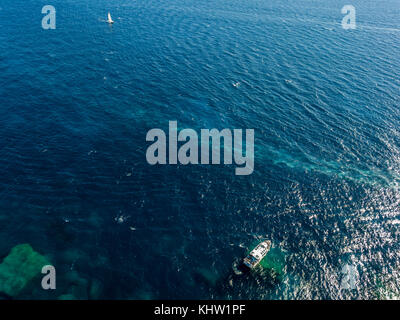 Vue aérienne de bateaux amarrés, flottant sur une mer transparente. La plongée et détente vacances d'été. D'azur, france corse. Banque D'Images