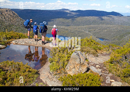 Randonneurs sur le Tarn shelf en mt field national park Banque D'Images