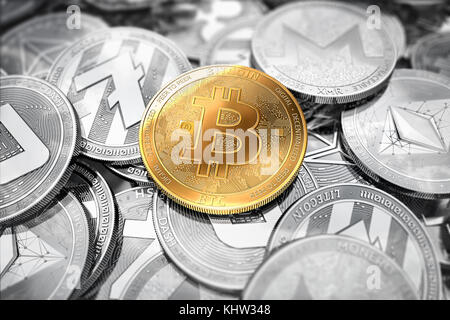 Énorme pile de cryptocurrencies avec un bitcoin d'or à l'avant comme le leader. Comme Bitcoin plus important concept cryptocurrency. Banque D'Images