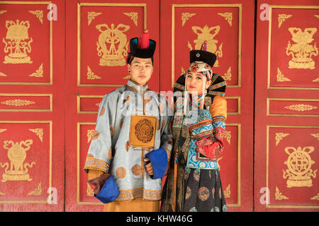 Jeune couple mongol dans un costume du 13ème siècle dans un temple. Ulaanbaatar en Mongolie. Banque D'Images