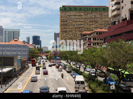 Singapour - 6 octobre 2017 : les voitures et autres véhicules de route dans une rue animée Chinatown sur une journée ensoleillée à Singapour. la ville un important quartier des affaires Banque D'Images