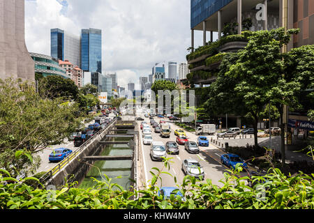 Singapour - 6 octobre 2017 : les voitures et autres véhicules de route dans une rue animée Chinatown sur une journée ensoleillée à Singapour. la ville un important quartier des affaires Banque D'Images