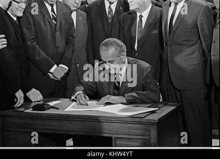 Photographie du Président Lyndon B. Johnson signe la loi des droits civils de 1968. Lyndon B. Johnson (1908-1973) et un homme politique américain, 36e président des États-Unis. En date du 20e siècle Banque D'Images