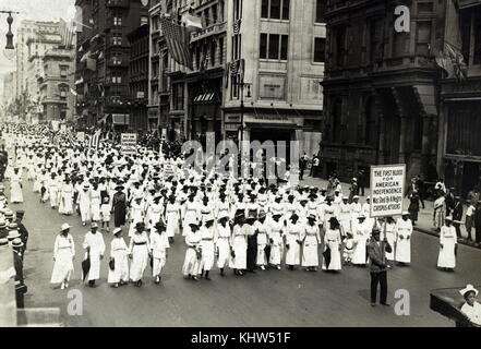 Photographie prise lors d'un défilé de protestation silencieuse à New York contre la St Louis des émeutes. En date du 20e siècle Banque D'Images