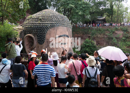 Les gens et les touristes au grand Bouddha de Leshan leshan, dans le Sichuan, Chine, Asie. La plus grande et plus haute statue de Bouddha en pierre dans le monde, Unesco world Banque D'Images