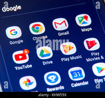 Montréal, Canada - 12 novembre 2017 : google apps icons sur samsung s8 écran. google llc est une société de technologie multinationale américaine speciali Banque D'Images