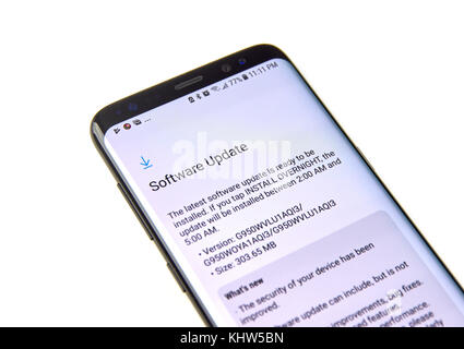 Montréal, Canada - 12 novembre 2017 : Samsung S8 Informations de mise à jour du logiciel sur l'écran. samsung galaxy S8 est l'un des plus populaires des téléphones cellulaires. Banque D'Images