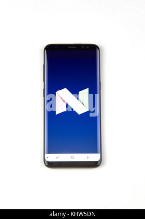 Montréal, Canada - 12 novembre 2017 : nougat android logo sur samsung s8 écran. nougat est l'une des dernière version du système d'exploitation Android. Banque D'Images