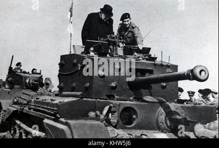 Photographie de Sir Winston Churchill l'inspection d'un réservoir de Cromwell. Sir Winston Leonard Spencer-Churchill (1874-1965) un homme politique britannique et premier ministre du Royaume-Uni. En date du 20e siècle Banque D'Images