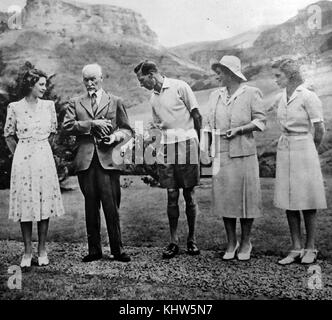 Photographie du roi George VI avec sa femme et ses deux filles, la princesse Margaret (à droite) et de la princesse Elizabeth (à gauche) et Jan Smuts en Afrique du Sud. George VI (1895-1952) Roi du Royaume-Uni et des Dominions du Commonwealth britannique, le dernier empereur de l'Inde et le premier chef du Commonwealth. La reine Elizabeth la Reine Mère (1900-2002). La princesse Margaret, comtesse de Snowdon (1930-2002). La princesse Elizabeth (1926-) La Reine du Royaume-Uni, le Canada, l'Australie et la Nouvelle-Zélande. Jan Christiaan Smuts Field Marshall (1870-1950). Banque D'Images