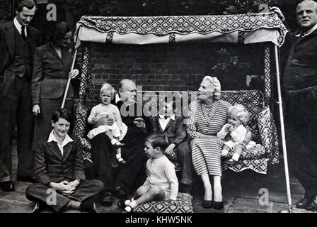 Photographie de Sir Winston Churchill, son épouse, clémentine et ses petits-enfants. Sir Winston Leonard Spencer-Churchill (1874-1965) un homme politique britannique et premier ministre du Royaume-Uni. Clementine Churchill (1885-1977) épouse de Sir Winston Churchill. En date du 20e siècle Banque D'Images