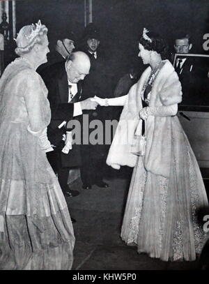 Photographie de Sir Winton Churchill et Lady Churchill saluant la reine Elizabeth au 10, Downing Street. Sir Winston Leonard Spencer-Churchill (1874-1965) un homme politique britannique et premier ministre du Royaume-Uni. Clementine Churchill (1885-1977) épouse de Sir Winston Churchill. La reine Elizabeth II (1926-) La Reine du Royaume-Uni, le Canada, l'Australie et la Nouvelle-Zélande. En date du 20e siècle Banque D'Images