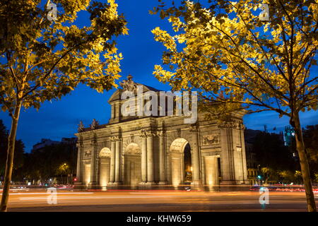 Puerta de Alcala illuminé la nuit, Madrid, Espagne Banque D'Images