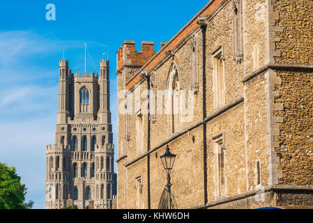 Gatehouse Ely Evêques, détail du mur de la Gatehouse de l'évêque avec la tour ouest de la cathédrale en arrière-plan, Ely, Cambridgeshire, Royaume-Uni Banque D'Images
