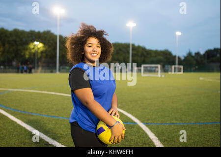 Joueur de football féminin, Hackney, East London, UK Banque D'Images