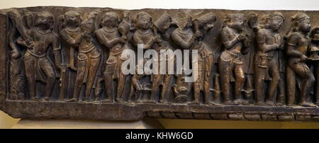 Représentation phallique de Shiva en pierre : culte Shivalinga dévots. En date du 12e siècle Banque D'Images