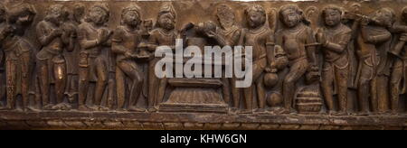 Représentation phallique de Shiva en pierre : culte Shivalinga dévots. En date du 12e siècle Banque D'Images
