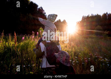 Père et fils marchant à travers pré, vue arrière, ural, Sverdlovsk, Russie, Europe Banque D'Images