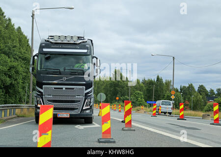 Salo, Finlande - le 31 juillet 2015 : Volvo fh chariot roulant dans les travaux routiers dans la région de Salo, Finlande. travaux routiers ralentir surtout dans le trafic au sud de finla Banque D'Images