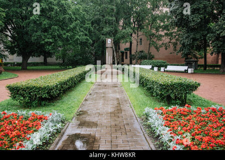 Saint Petersburg. Russie - 01 juillet 2017. un monument à Galina Starovoitova, le parc à l'angle de suvorovsky prospekt et les rues моисеенко. Banque D'Images