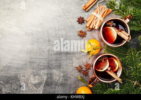 Vin chaud de Noël aux épices en tasses de cuivre sur fond sombre. Top View with copy space Banque D'Images