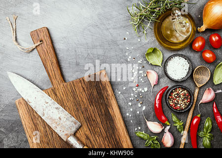 Les ingrédients et les appareils pour la cuisson à fond noir et lieu vide. arrière-plan alimentaire Vue supérieure avec copyspace Banque D'Images